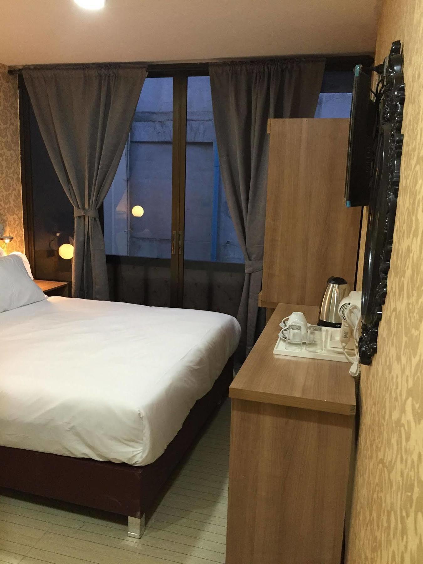 Harrys Suite Hotel Bangkok Exterior foto